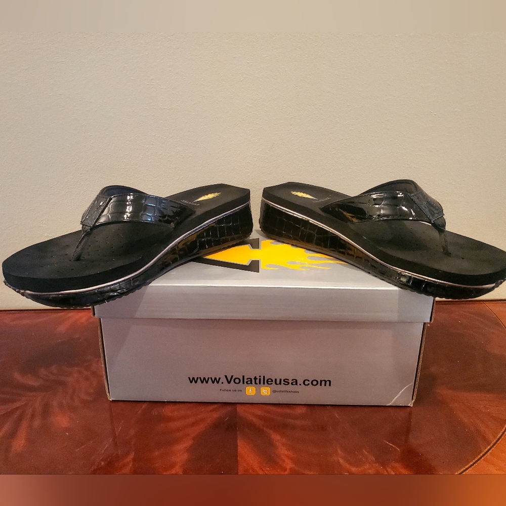 LIGHTLY USED Volatile Downunder Black Women's Size 9 Sandals - Picture 3 of 9